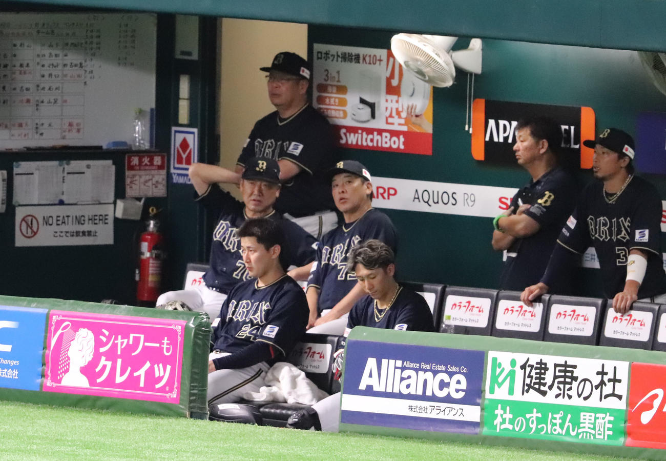 ソフトバンク対オリックス　8回表オリックス頭をかかえる中嶋監督（中央）（撮影・鬼束羽瑠菜）