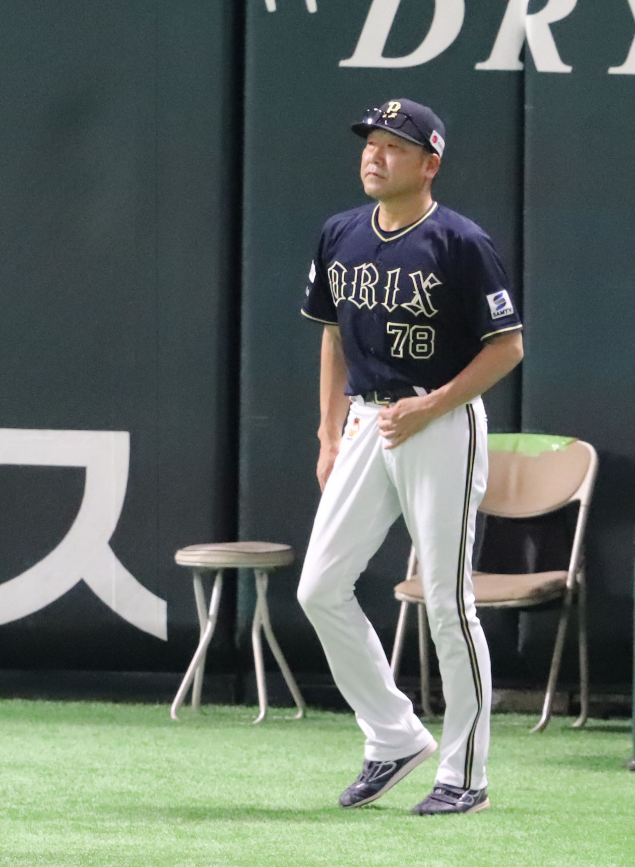 ソフトバンク対オリックス　6回表オリックス攻撃後投手交代を告げに行く中嶋監督（撮影・鬼束羽瑠菜）