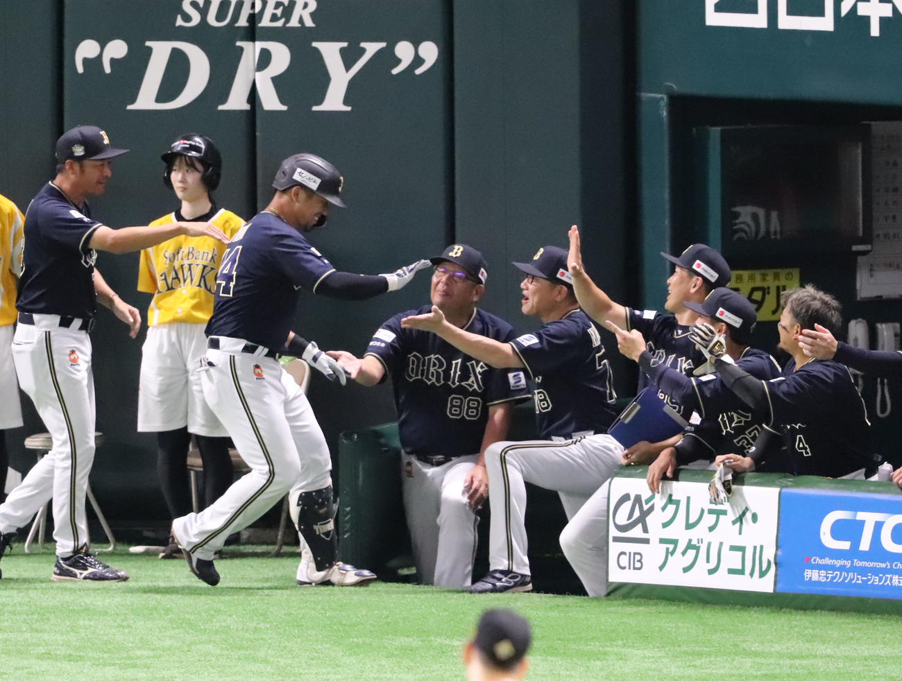 ソフトバンク対オリックス　3回表オリックス無死、頓宮（中央）は先制の左越え本塁打を放ち中嶋監督とタッチをかわす（撮影・鬼束羽瑠菜）