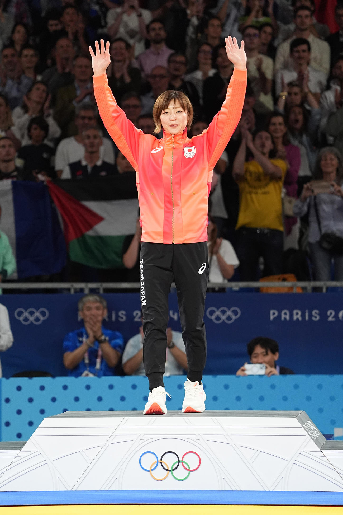 柔道女子48キロ級　表彰式のてっぺんで声援に応えるで金メダルの角田夏実（撮影　パオロ・ヌッチ）