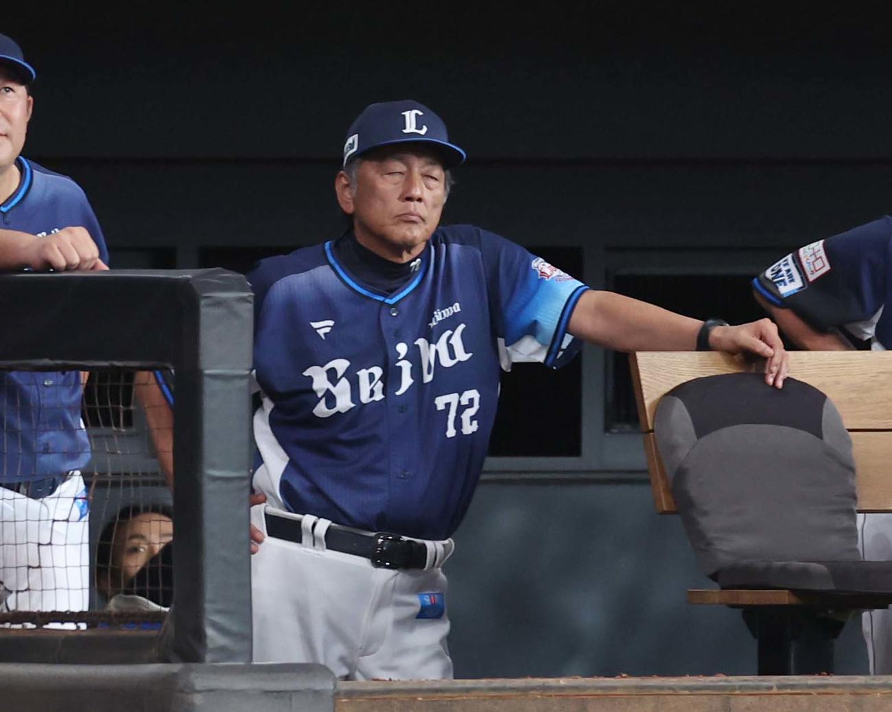 日本ハム対西武　ベンチで渋い表情の渡辺GM兼監督代行（撮影・黒川智章）