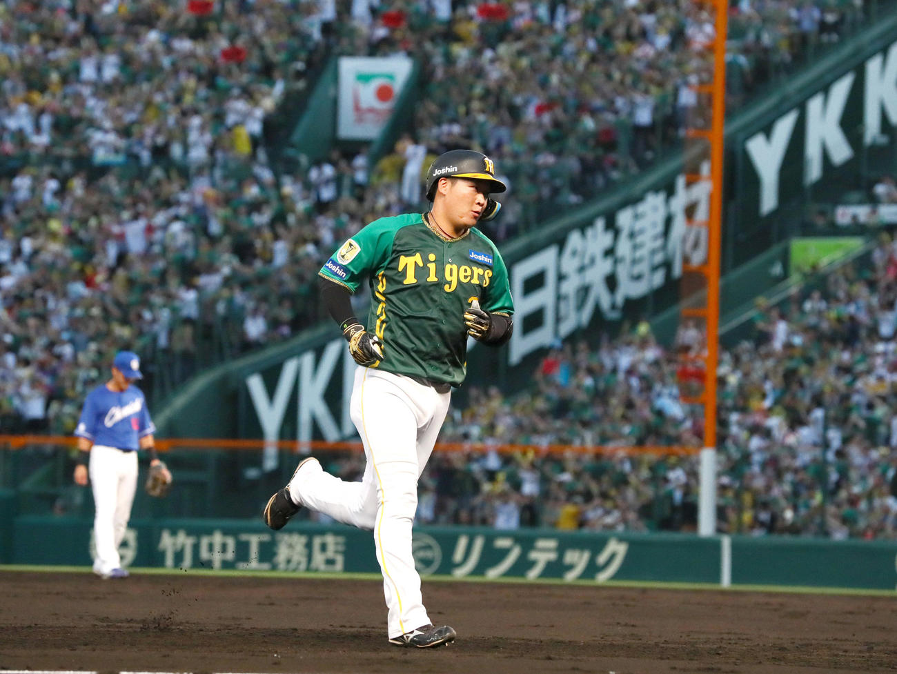 阪神対中日　2回裏阪神無死、大山は左越えソロ本塁打を放ちダイヤモンドを1周する（撮影・上山淳一）
