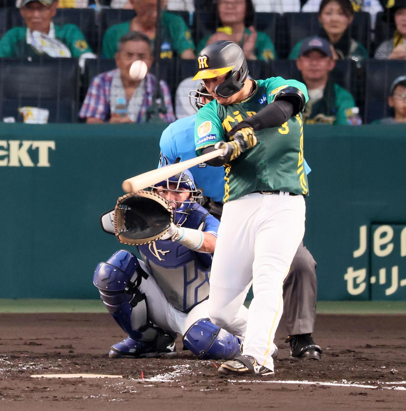 阪神対中日　2回裏阪神無死、大山は左越えソロ本塁打を放つ（撮影・加藤哉）