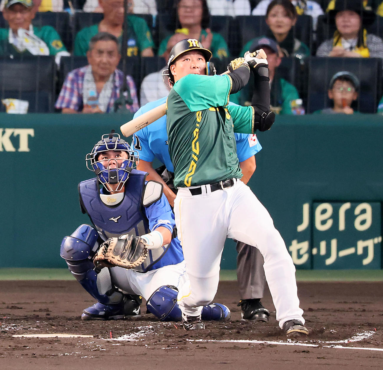 阪神対中日　2回裏阪神無死、大山は左越えソロ本塁打を放つ（撮影・加藤哉）