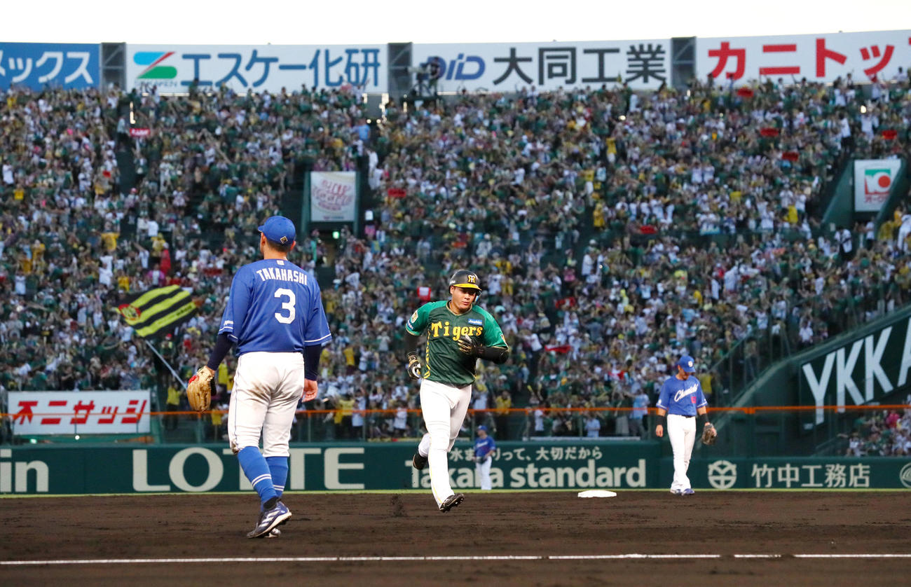 阪神対中日　2回裏阪神無死、大山（中央）は左越えソロ本塁打を放ちダイヤモンドを1周する（撮影・上山淳一）
