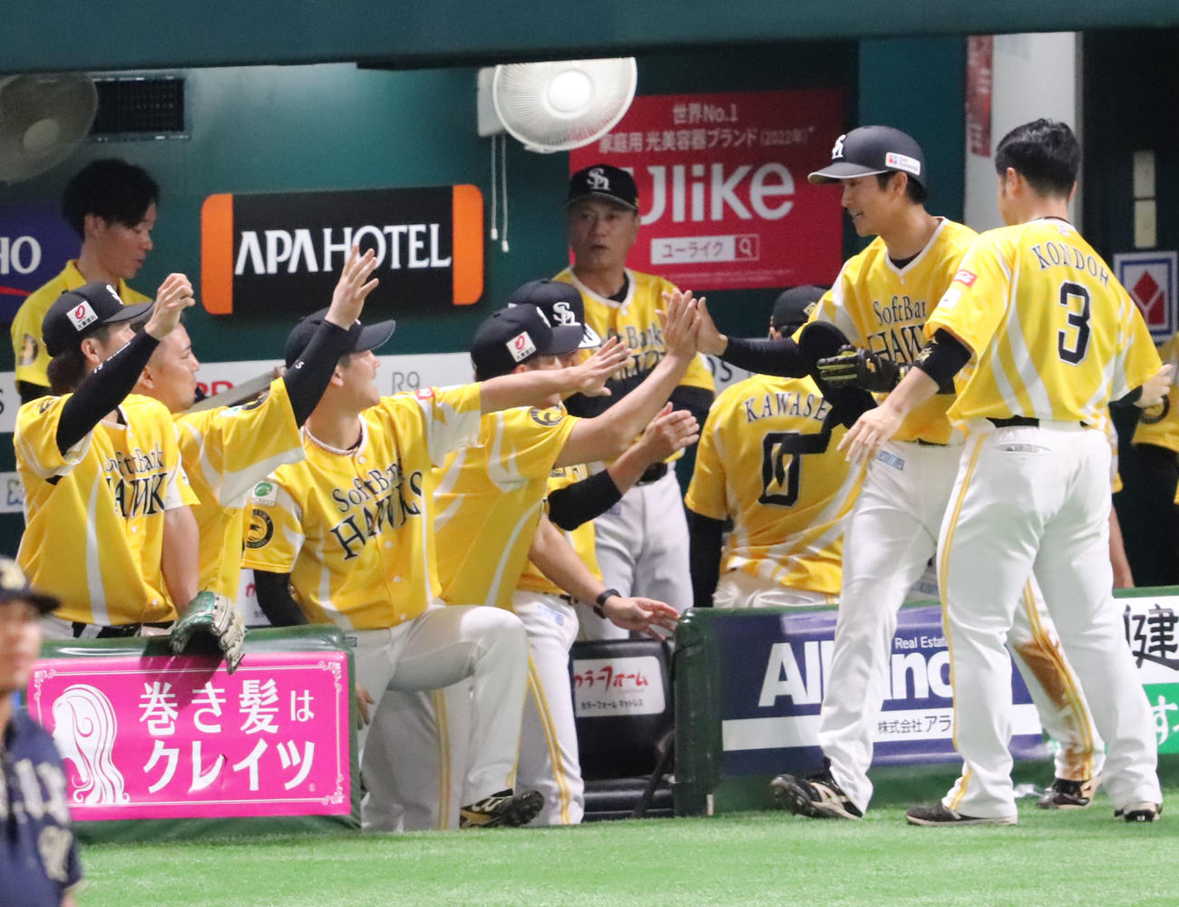 ソフトバンク対オリックス　3回裏ソフトバンク2死三塁、今宮の同点となる中前適時打で生還した柳町はベンチのナインとタッチをかわす（撮影・鬼束羽瑠菜）