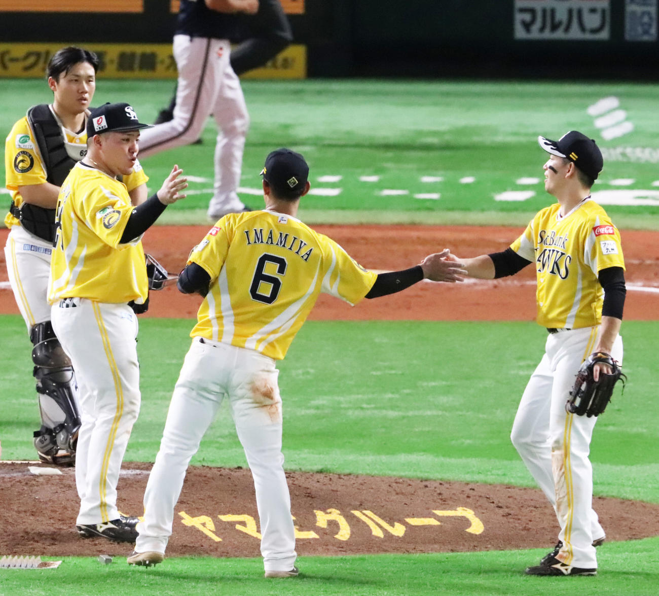 ソフトバンク対オリックス　オリックスに勝利しタッチをかわす今宮（中央）と栗原（撮影・鬼束羽瑠菜）