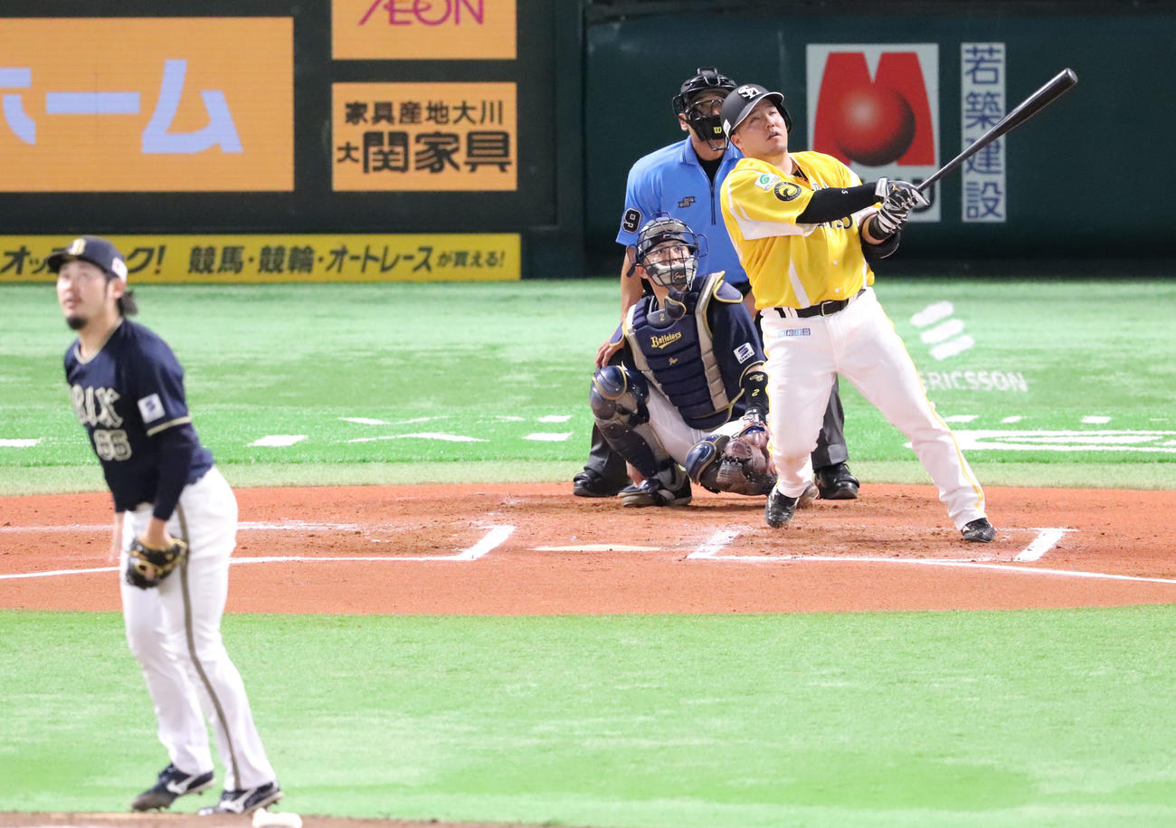 ソフトバンク対オリックス　6回裏ソフトバンク無死、山川は左越えの本塁打を放つ（撮影・鬼束羽瑠菜）