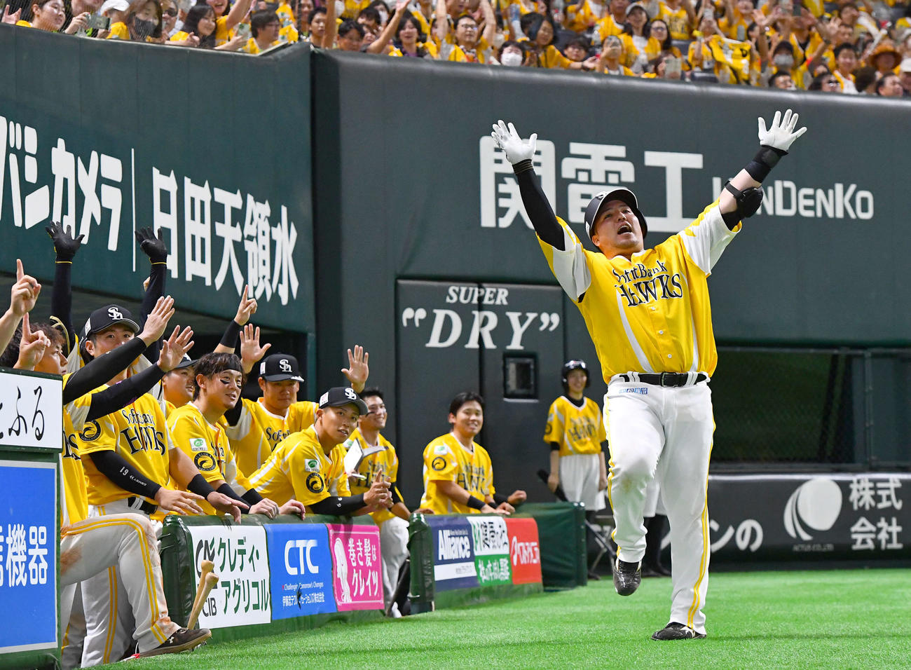 ソフトバンク対オリックス　6回裏ソフトバンク無死、左越え本塁打を放ち、どすこいポーズを決める山川（撮影・岩下翔太）