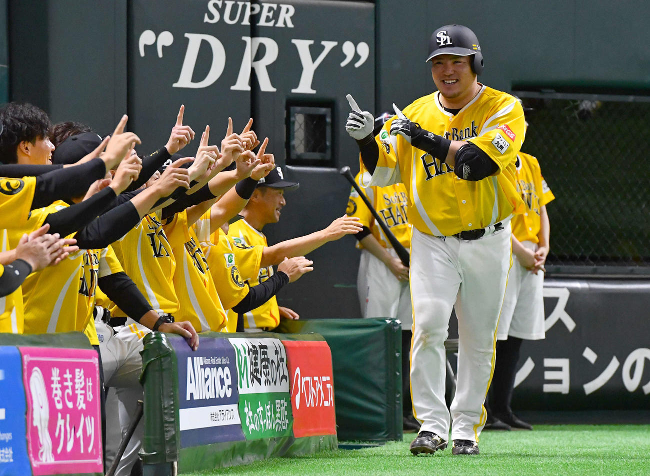 ソフトバンク対オリックス　6回裏ソフトバンク無死、左越え本塁打を放ち、ナインに迎えられて笑顔を見せる山川（撮影・岩下翔太）