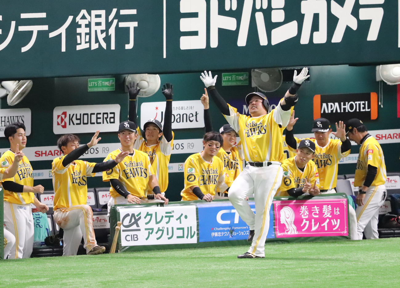 ソフトバンク対オリックス　6回裏ソフトバンク無死、山川（手前）は左越えの本塁打を放ちどすこいポーズを披露する（撮影・鬼束羽瑠菜）