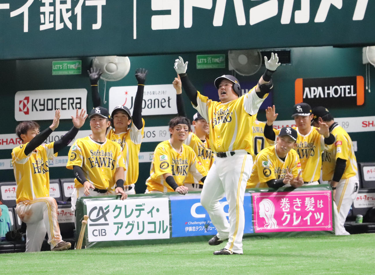 ソフトバンク対オリックス　6回裏ソフトバンク無死、山川（手前）は左越えの本塁打を放ちどすこいポーズを披露する（撮影・鬼束羽瑠菜）