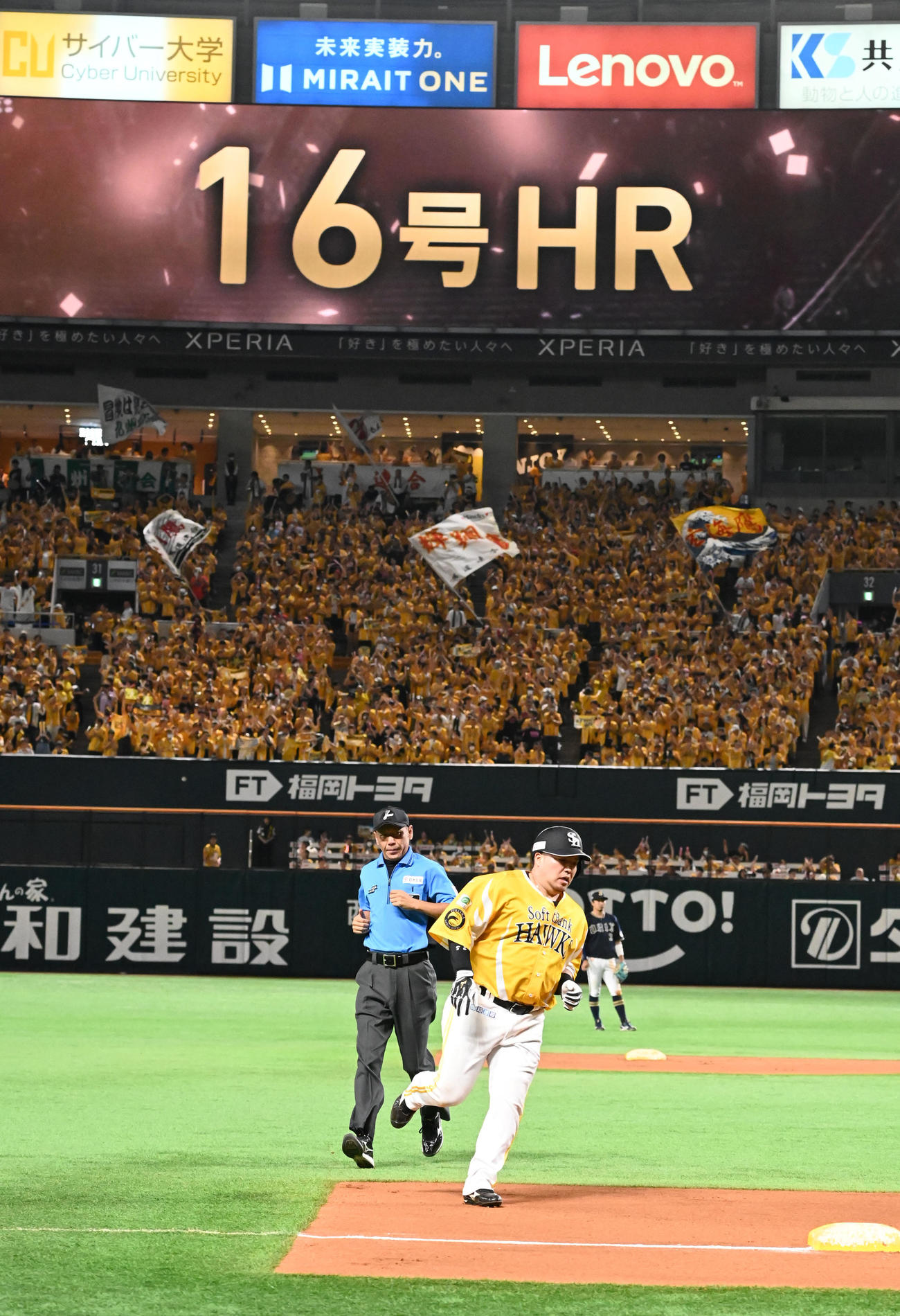 ソフトバンク対オリックス　6回裏ソフトバンク無死、山川は左越えに本塁打を放つ（撮影・林敢治）