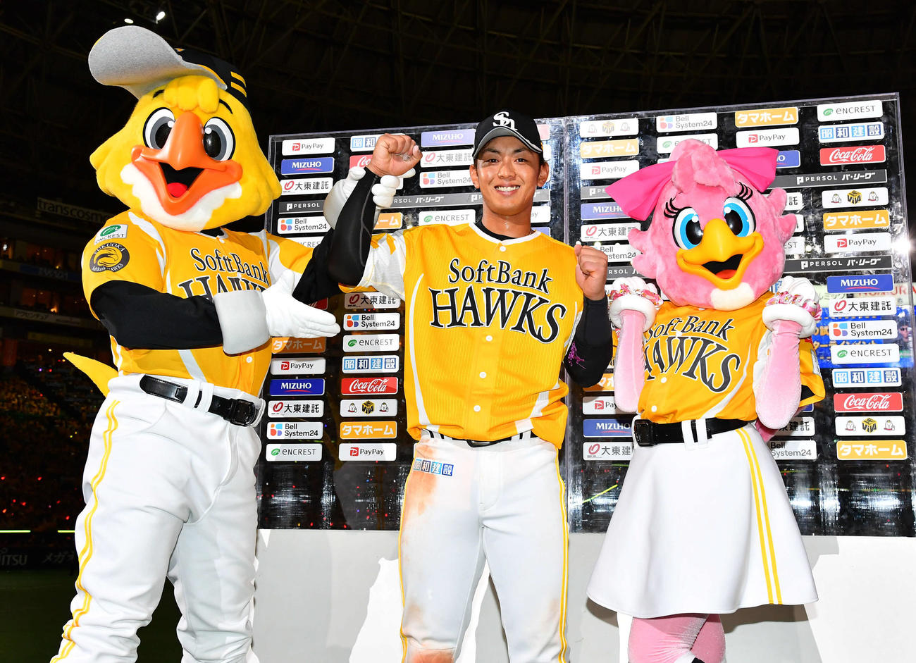ソフトバンク対オリックス　オリックスに勝利し、お立ち台でハリーホーク（左）、ハニーホーク（右）と写真に納まる今宮（撮影・岩下翔太）