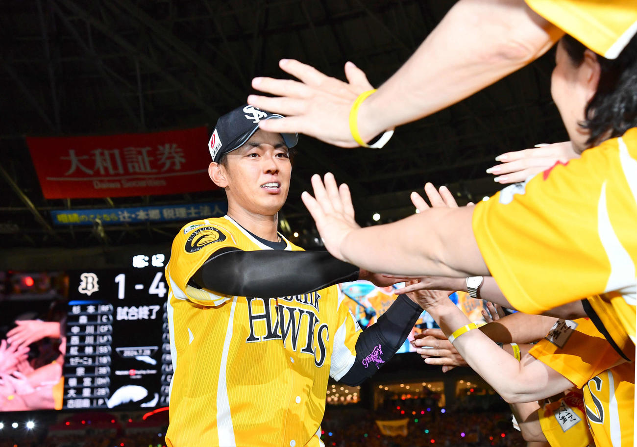 ソフトバンク対オリックス　オリックスに勝利し、ファンとハイタッチする今宮（撮影・岩下翔太）