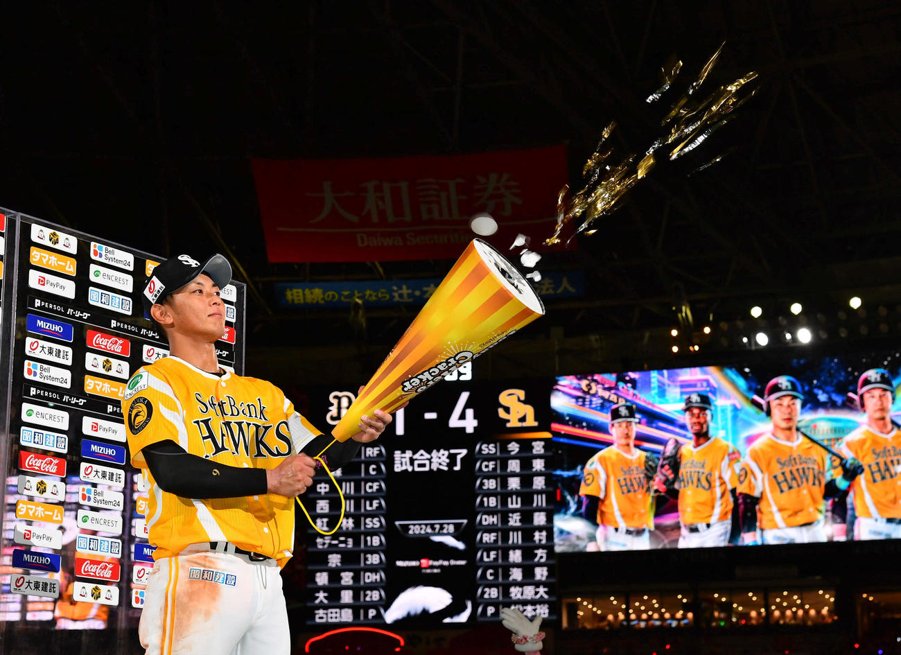 ソフトバンク対オリックス　オリックスに勝利し、巨大クラッカーで祝福する今宮（撮影・岩下翔太）
