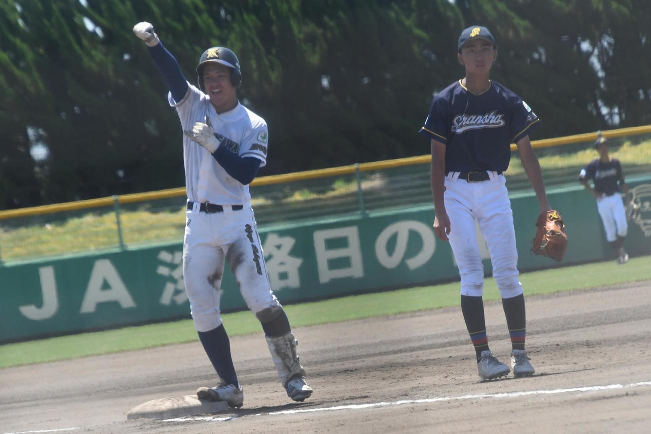 2回戦1回裏に適時三塁打を放った兵庫加古川ヤングの松田康佑はガッツポーズ