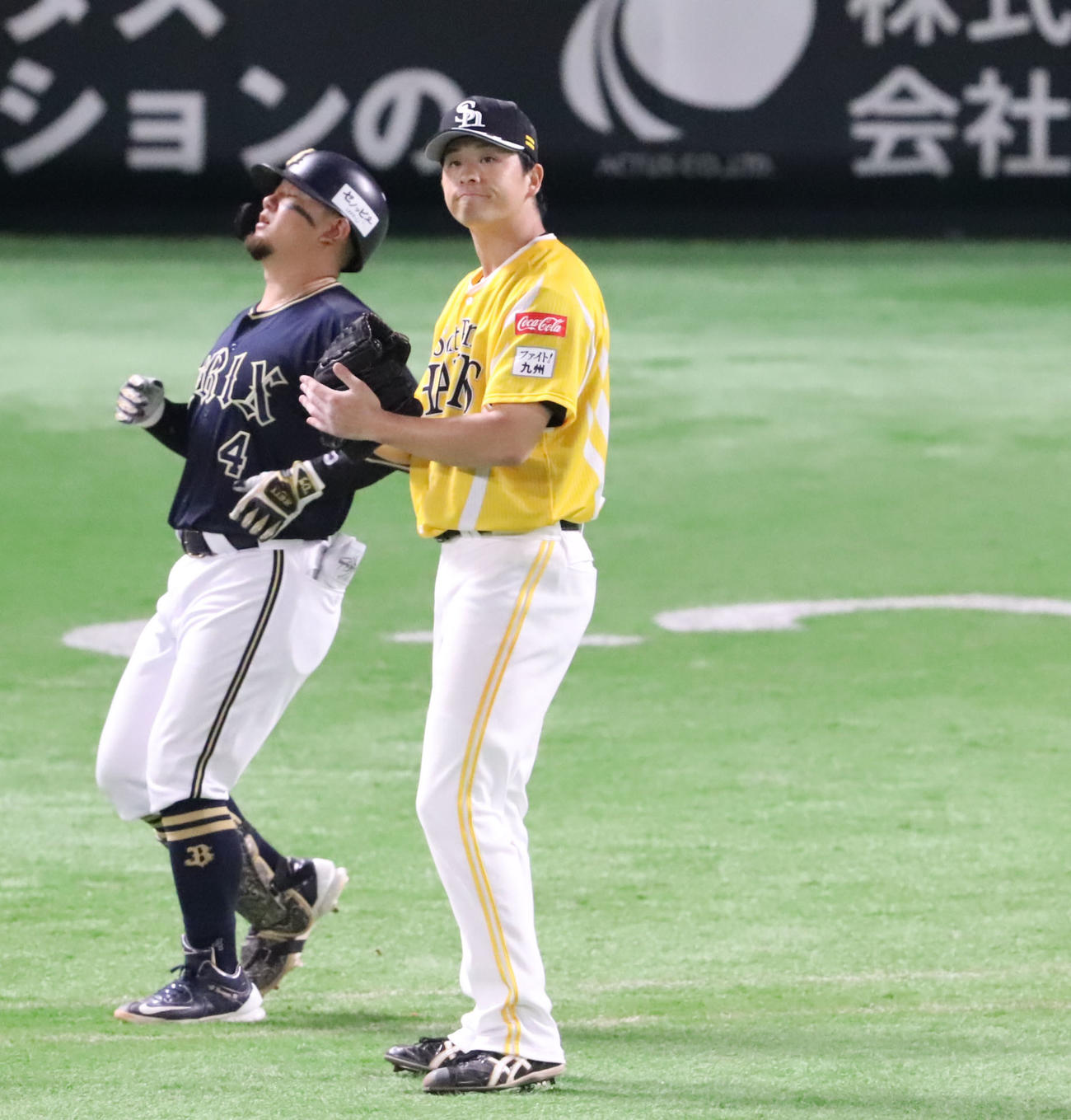 ソフトバンク対オリックス　5回表オリックス1死一塁、森を併殺打に抑えグラブをたたく大関（右）と悔しがる森（撮影・鬼束羽瑠菜）