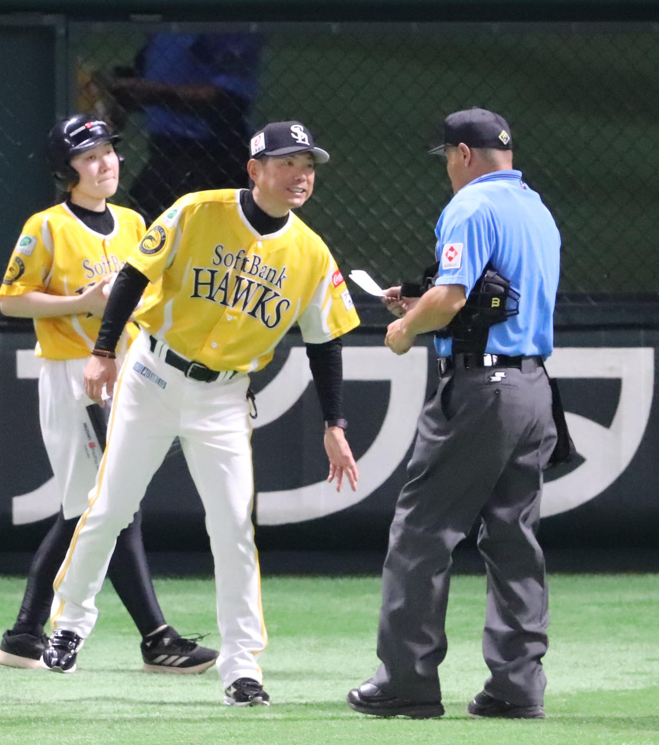 ソフトバンク対オリックス　6回裏ソフトバンク攻撃終了後投手交代を告げる小久保監督（撮影・鬼束羽瑠菜）