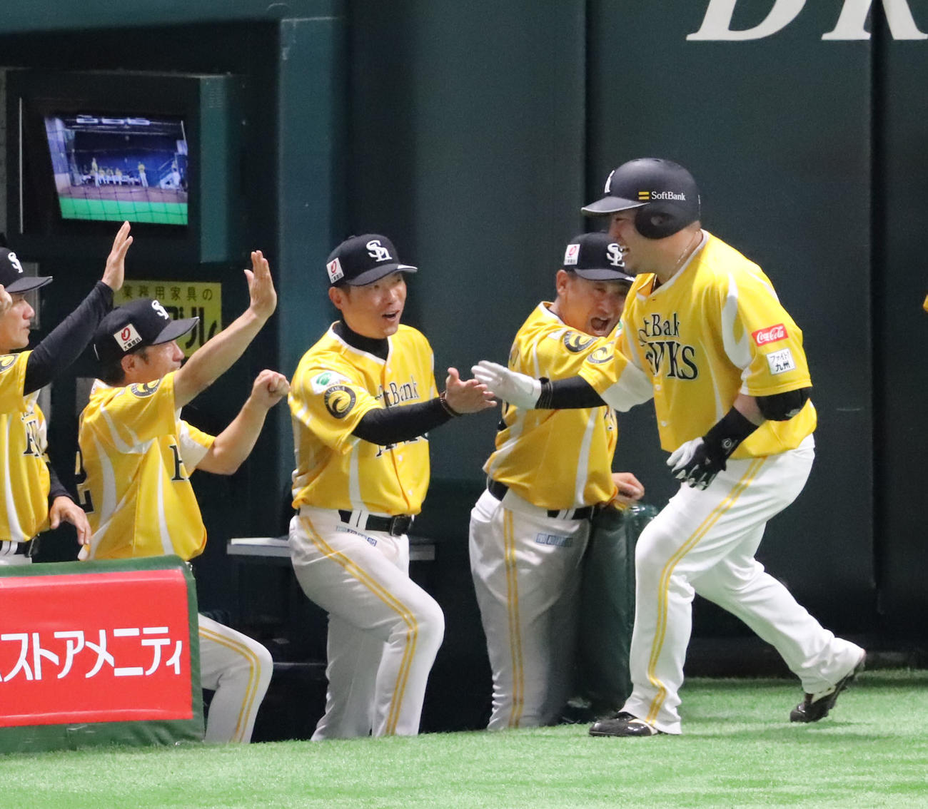 ソフトバンク対オリックス　6回裏ソフトバンク無死、山川（右）は左越えの本塁打を放ち小久保監督とタッチ（撮影・鬼束羽瑠菜）