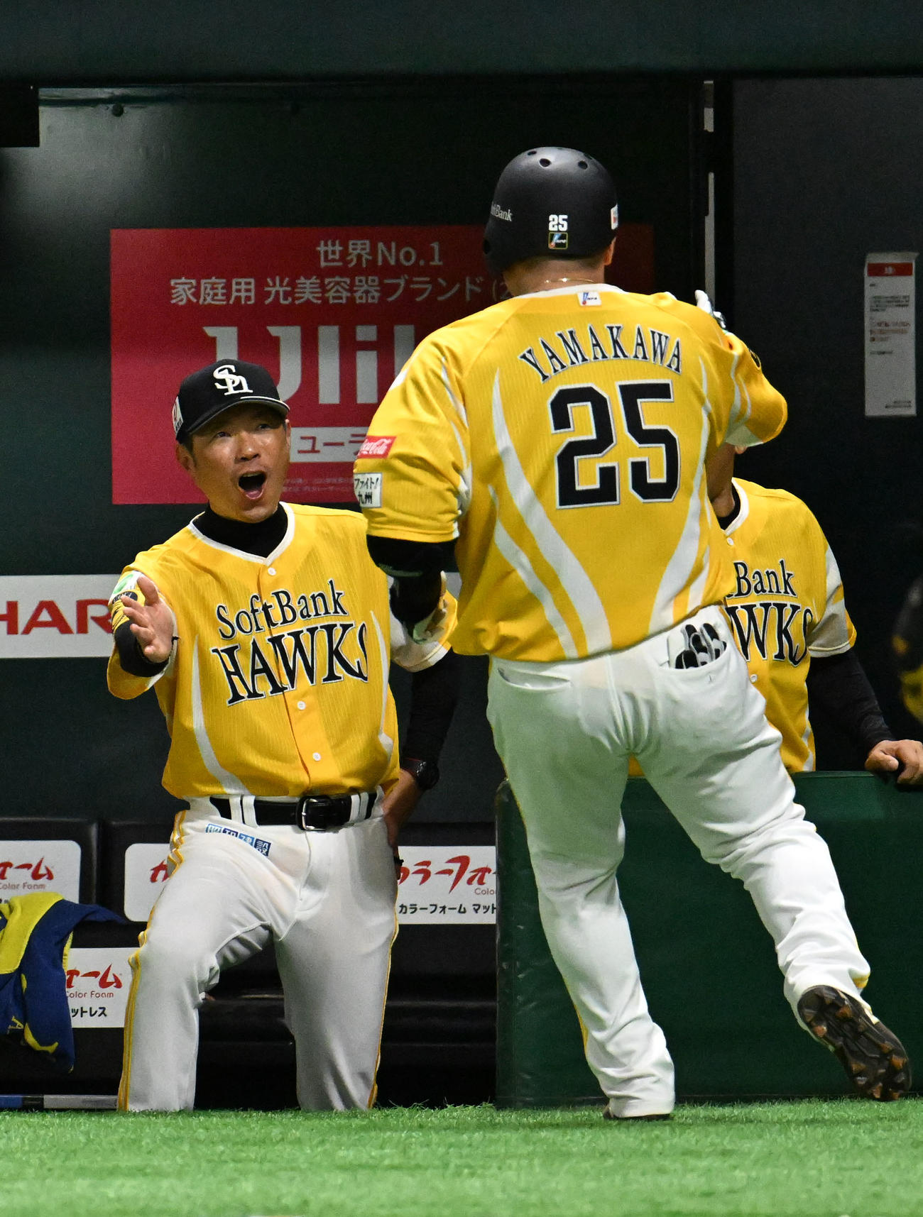ソフトバンク対オリックス　6回裏ソフトバンク無死、山川（右）は本塁打を放ち小久保監督（左）とタッチを交わす（撮影・林敢治）