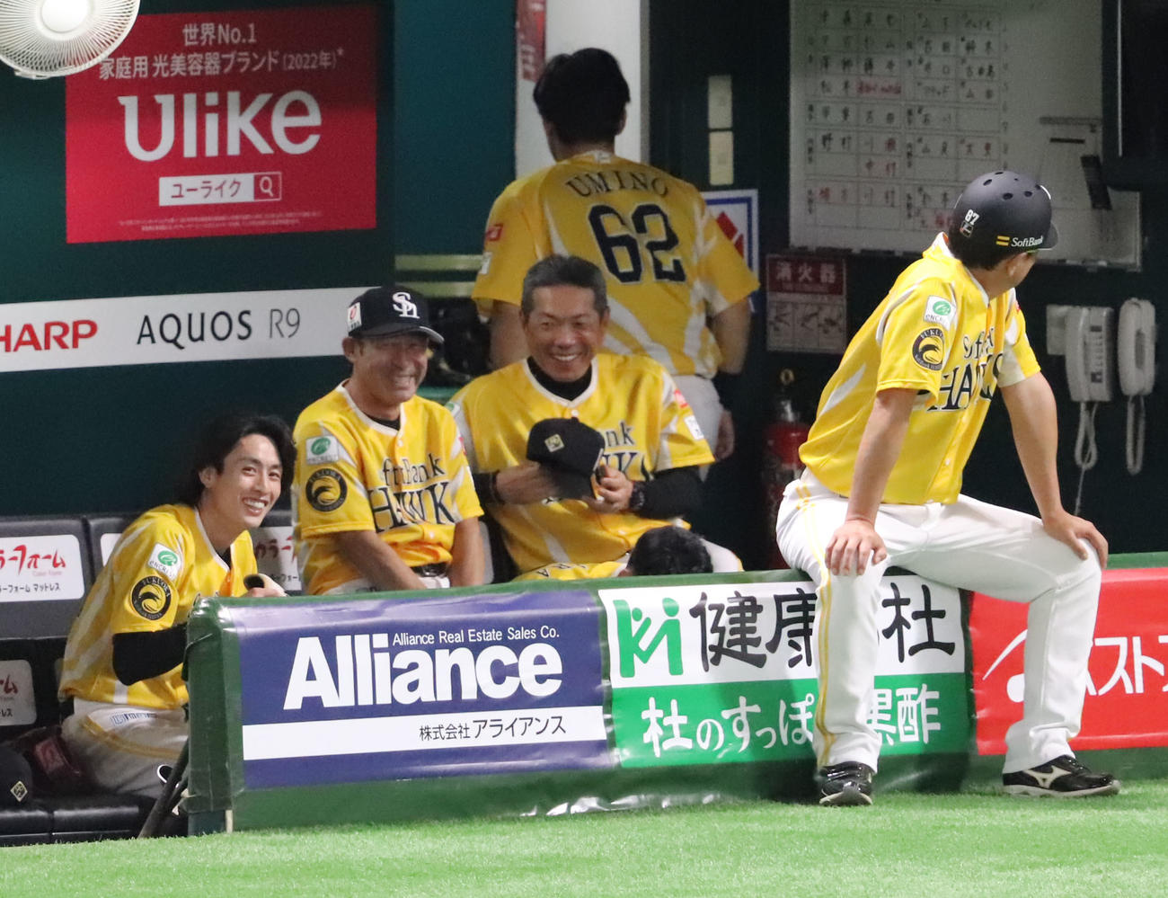 ソフトバンク対オリックス　1回表オリックス1死、周東は森の中飛を好捕し笑顔の小久保監督（中央）（撮影・鬼束羽瑠菜）