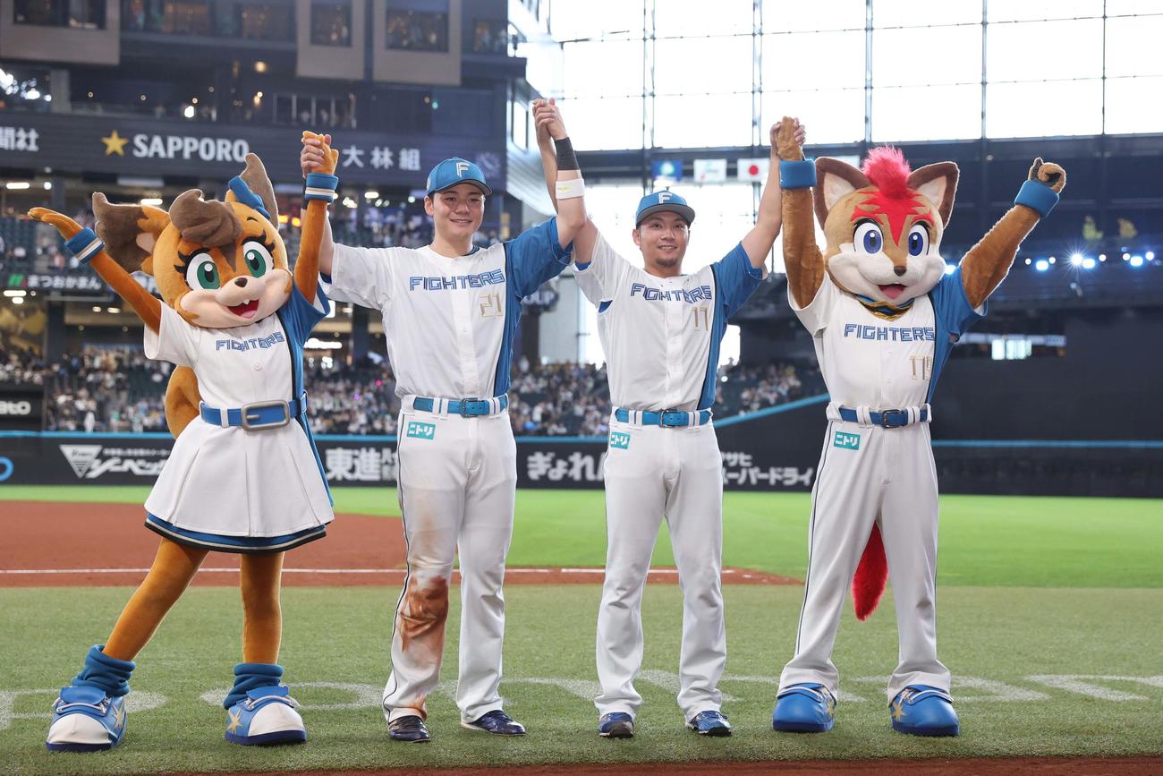 日本ハム対西武　試合後、笑顔でポーズをとる清宮（左）と伊藤（撮影・黒川智章）