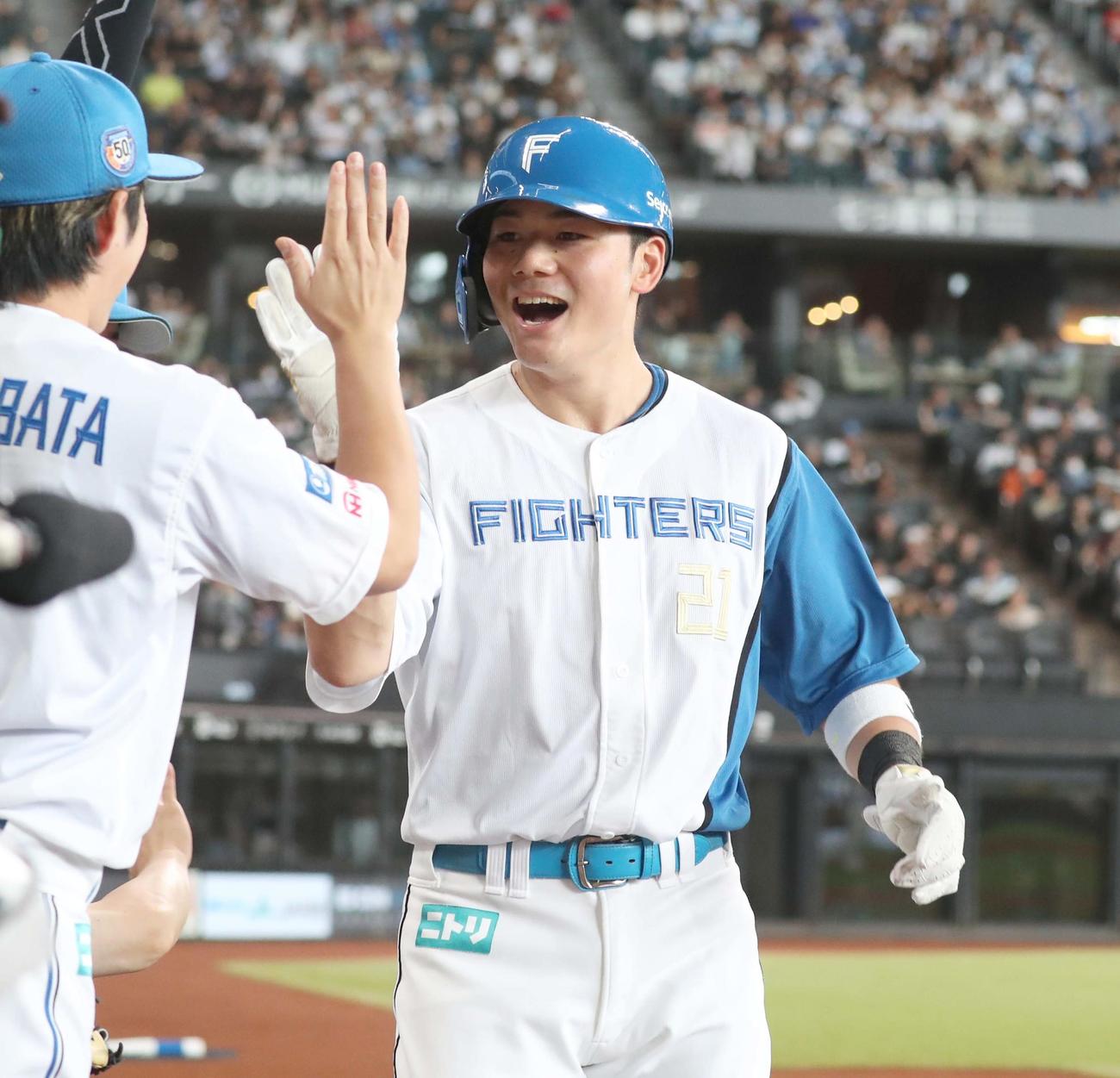 日本ハム対西武　1回裏、生還した清宮はナインに出迎えられ笑顔（撮影・黒川智章）