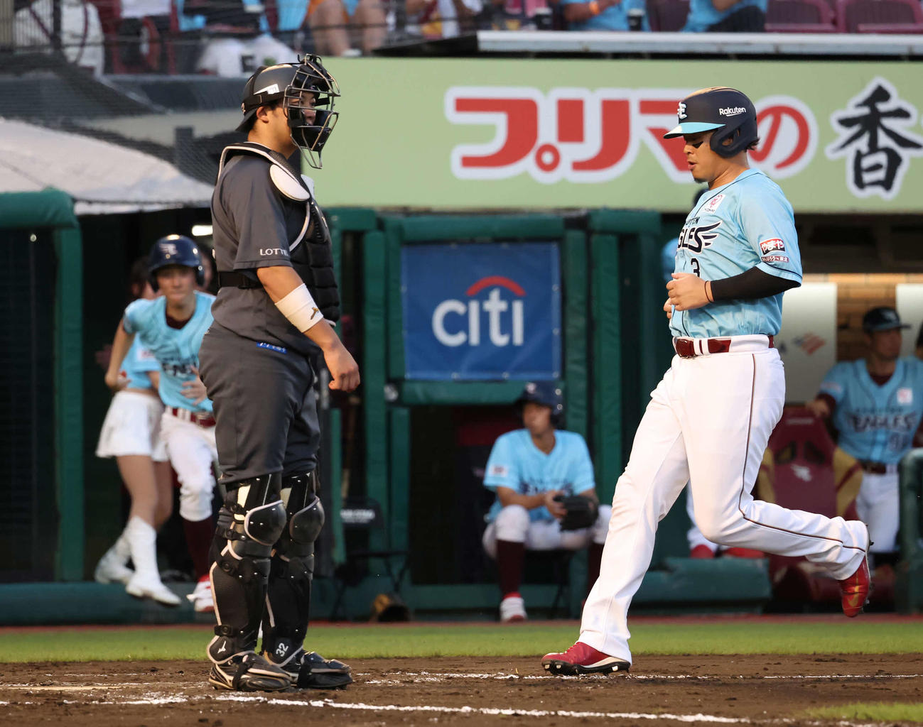 楽天対ロッテ　6回裏楽天1死満塁、村林の右犠飛で生還する三塁走者浅村（撮影・丹羽敏通）