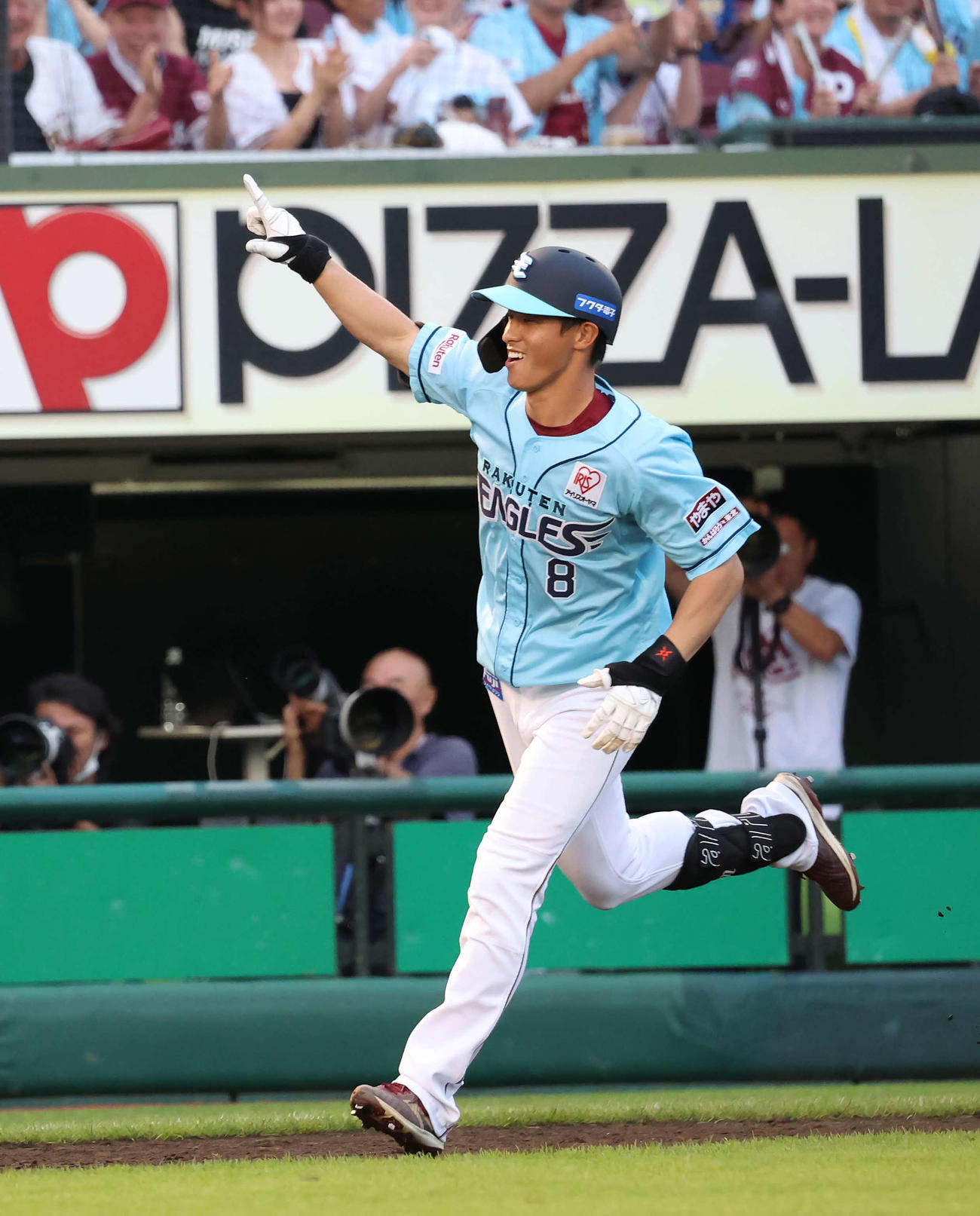 楽天対ロッテ　6回裏楽天1死一、二塁、辰巳は左越えに3点本塁打を放ち本塁へ向かう（撮影・丹羽敏通）