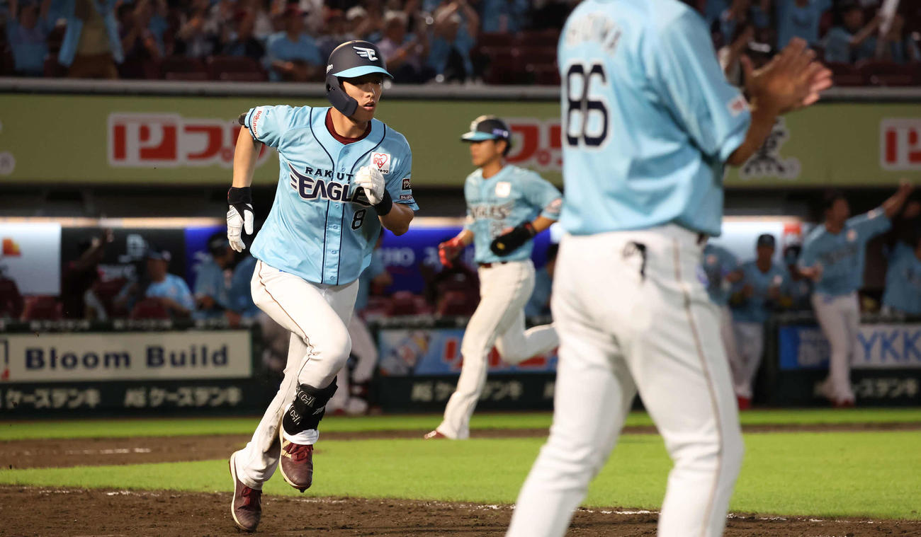 楽天対ロッテ　9回裏楽天1死二、三塁、辰巳は中前適時サヨナラ打を放つ（撮影・丹羽敏通）