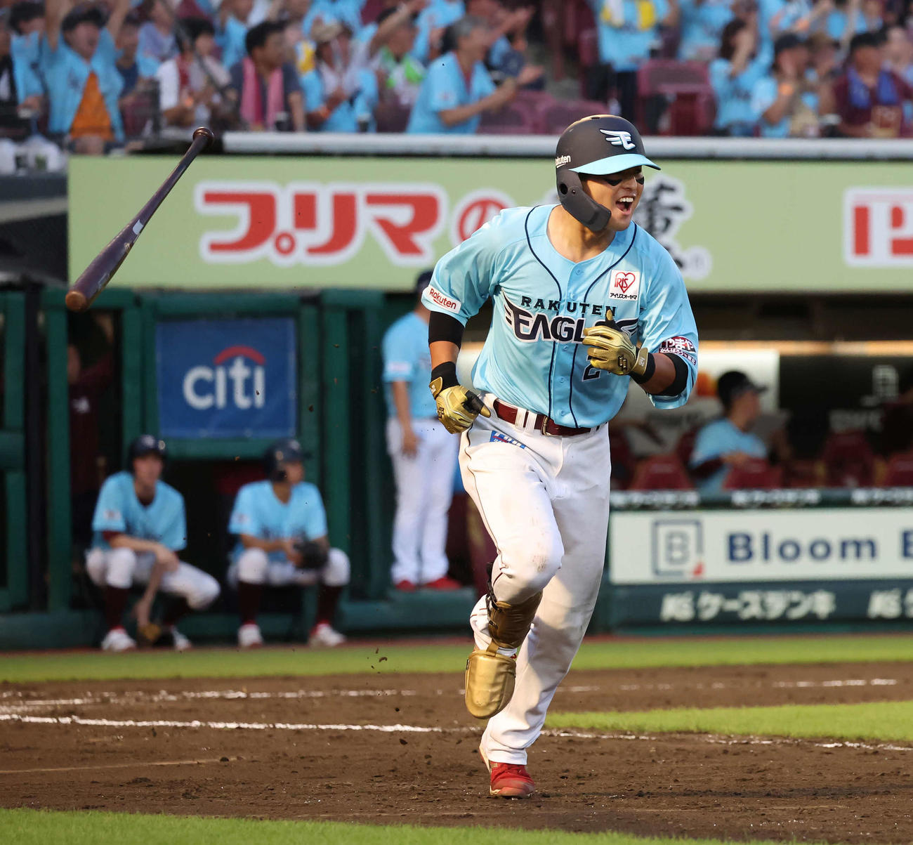 楽天対ロッテ　6回裏楽天2死一、三塁、黒川は中前適時打を放ち雄たけびをあげる（撮影・丹羽敏通）