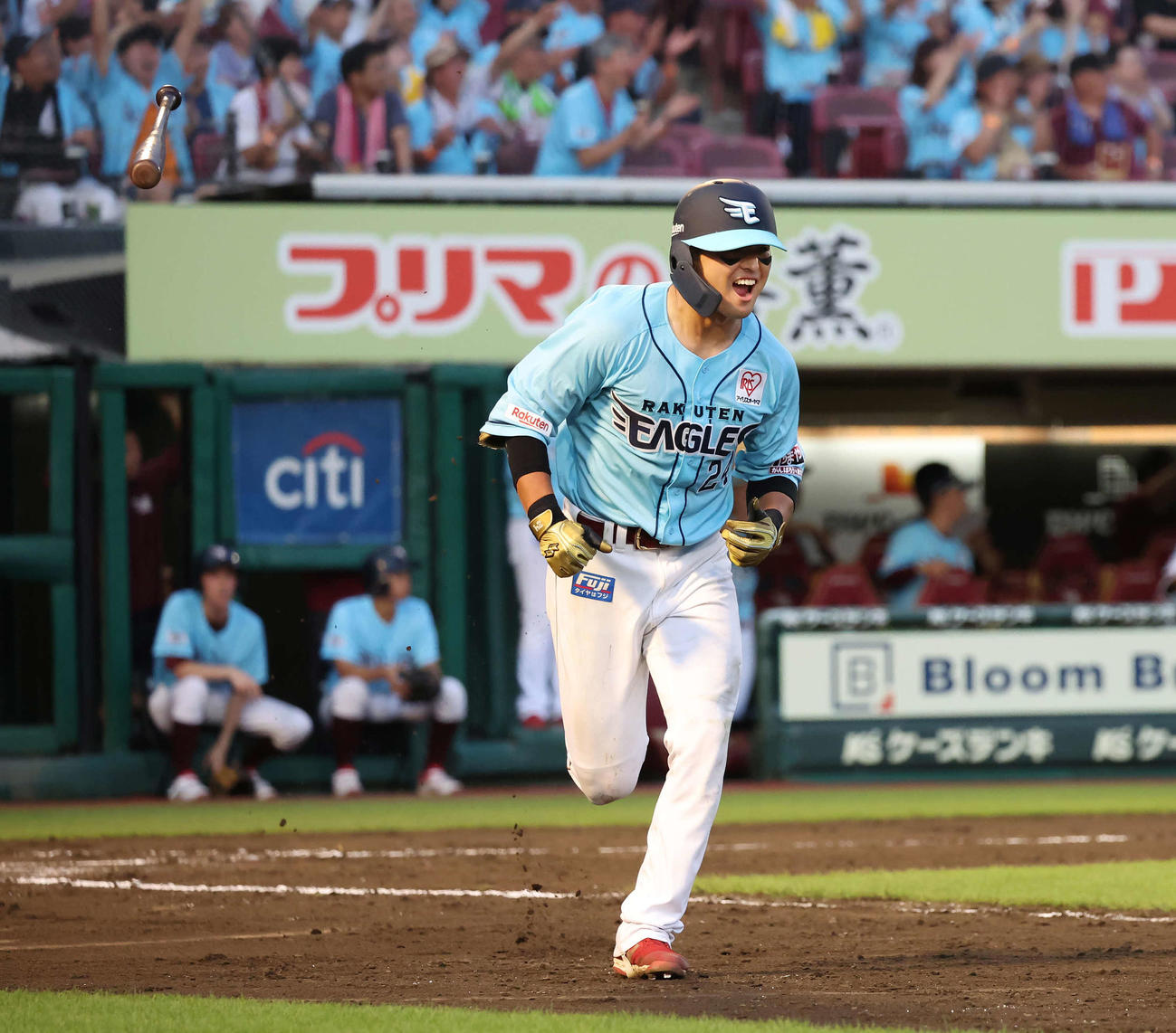 楽天対ロッテ　6回裏楽天2死一、三塁、黒川は中前適時打を放ち雄たけびをあげる（撮影・丹羽敏通）