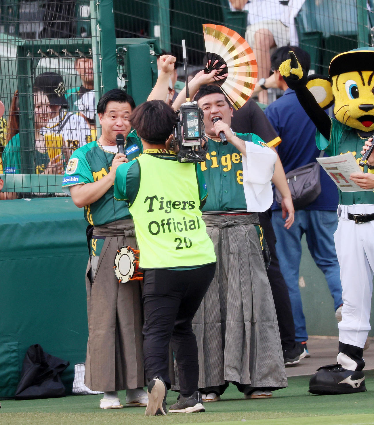 阪神対中日　試合前、トークで盛り上げる「すゑひろがりず」の南條庄助（左）と三島達矢（撮影・加藤哉）