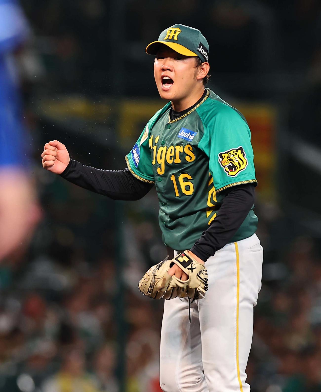 阪神対中日　6回表中日2死一、二塁、西勇はカリステを三飛に打ち取り雄たけびをあげながらガッツポーズをする（撮影・上田博志）