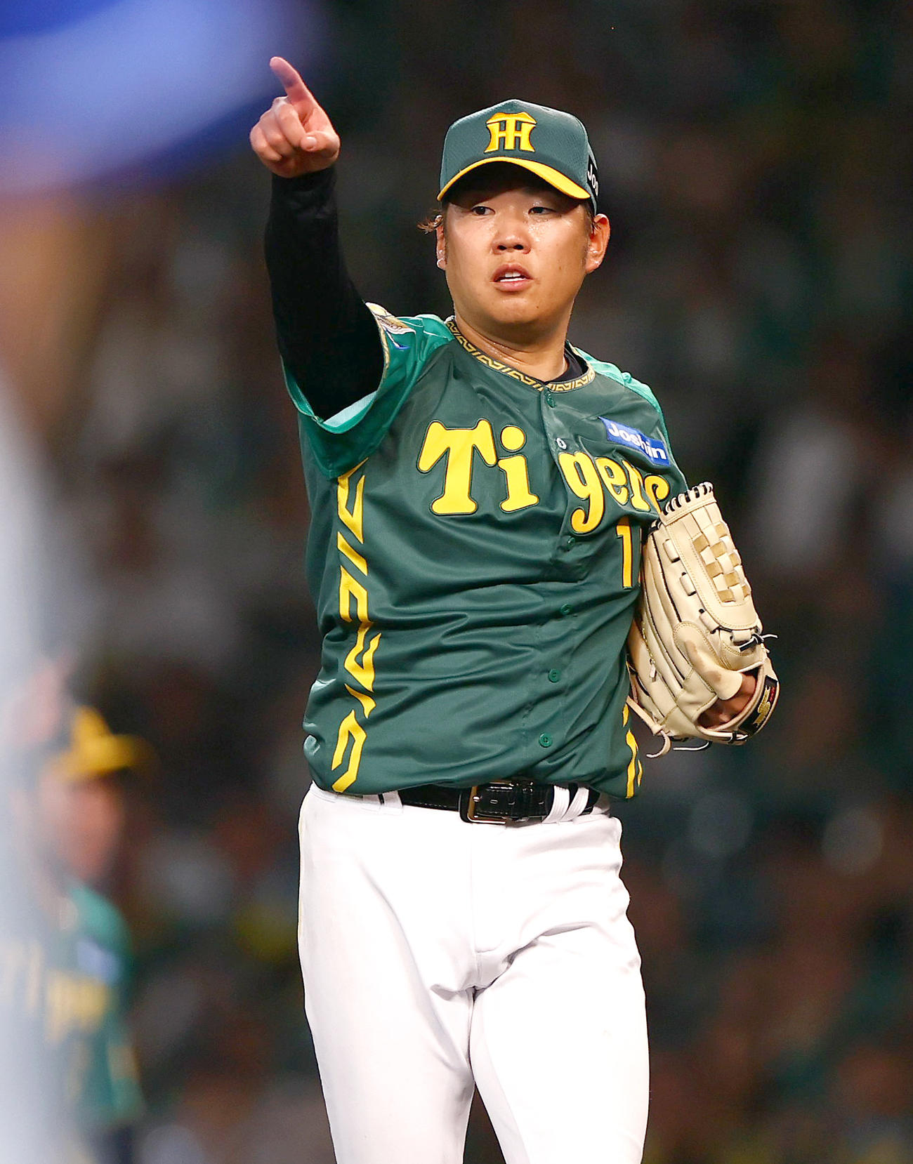 阪神対中日　6回表中日1死一塁、大島のスイングをアピールする西勇（撮影・上山淳一）