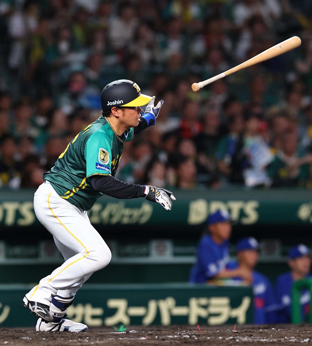 阪神対中日　5回裏阪神無死、西勇は左前打を放つ（撮影・上田博志）