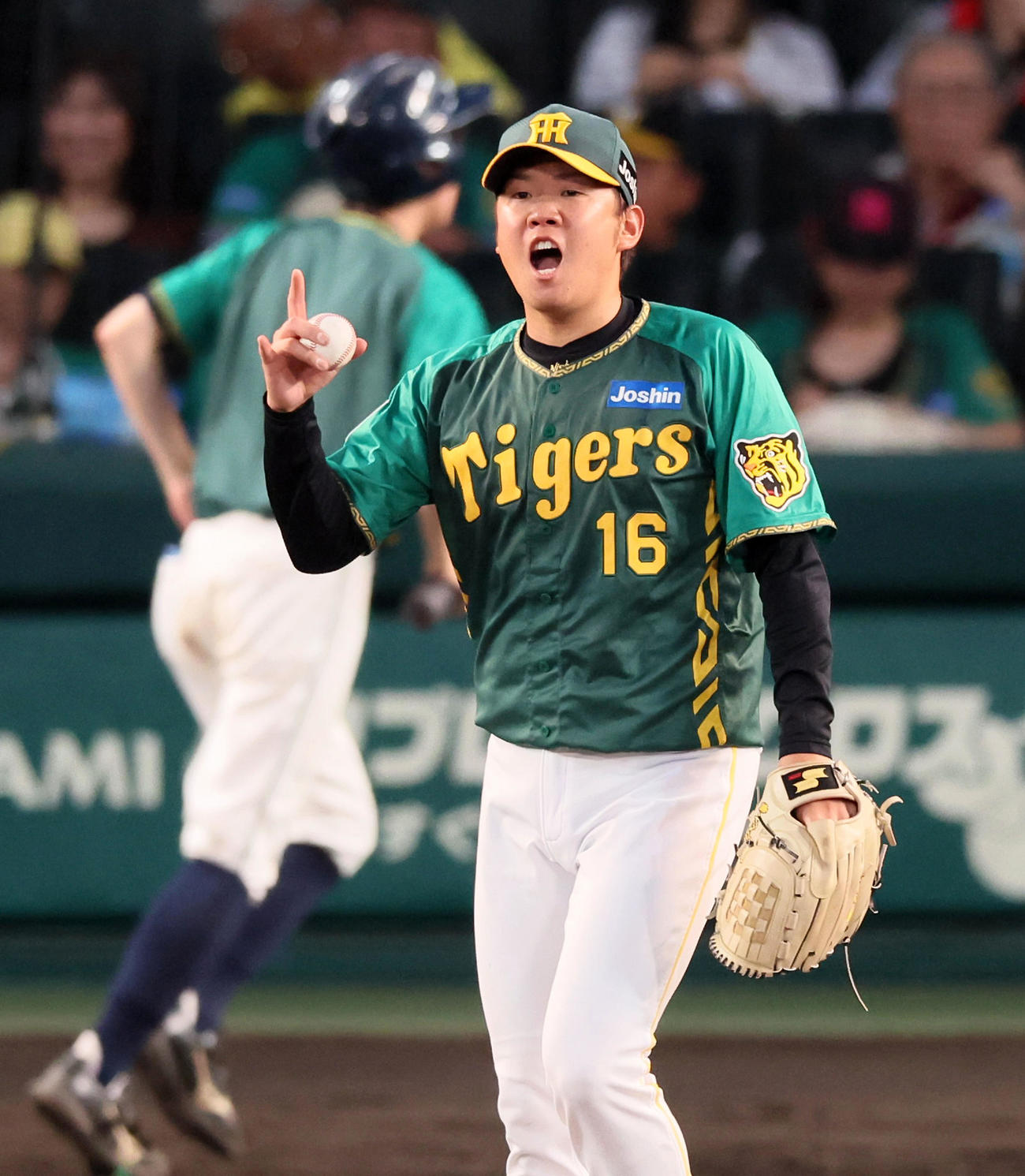 阪神対中日　4回表中日1死、西勇はカリステを右飛に仕留めマウンドで声を出す（撮影・加藤哉）