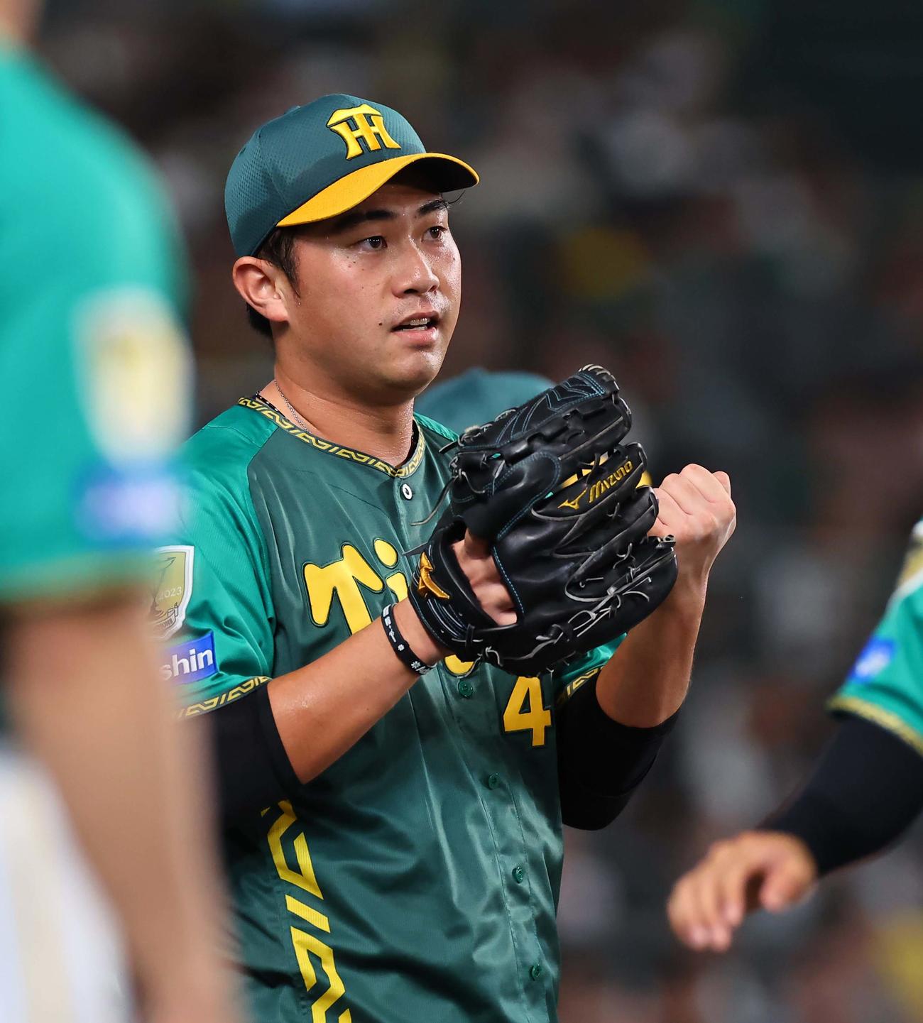 阪神対中日　7回表中日1死一、二塁、中田翔を併殺打に抑えた桐敷（撮影・上田博志）