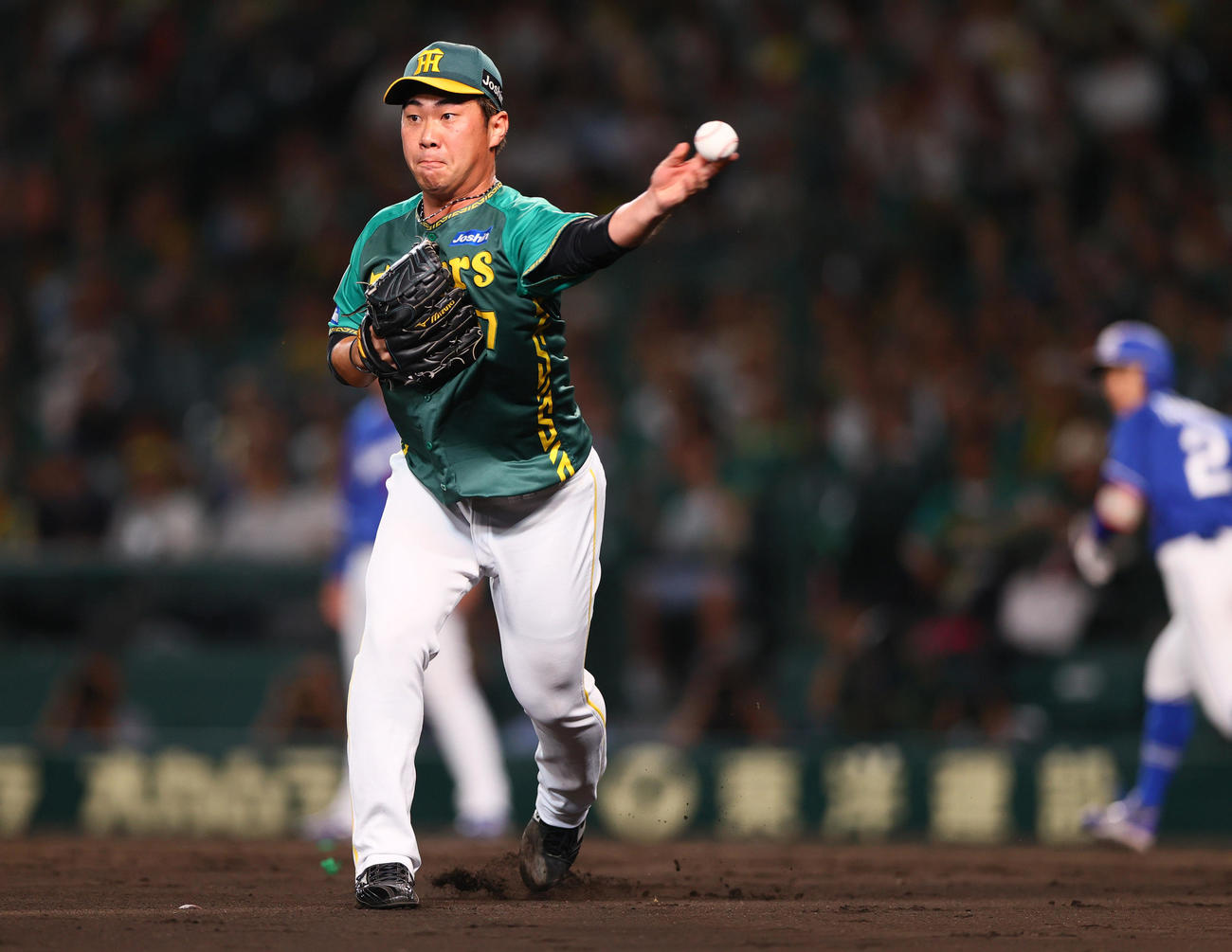 阪神対中日　7回表中日無死一、二塁、桐敷は代打田中のバントで三塁をアウトにする（撮影・上山淳一）