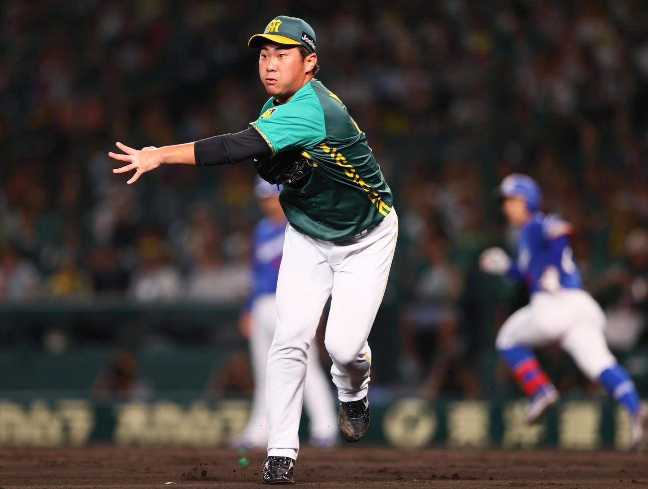 阪神対中日　7回表中日無死一、二塁、桐敷は代打田中のバントで三塁をアウトにする（撮影・上山淳一）