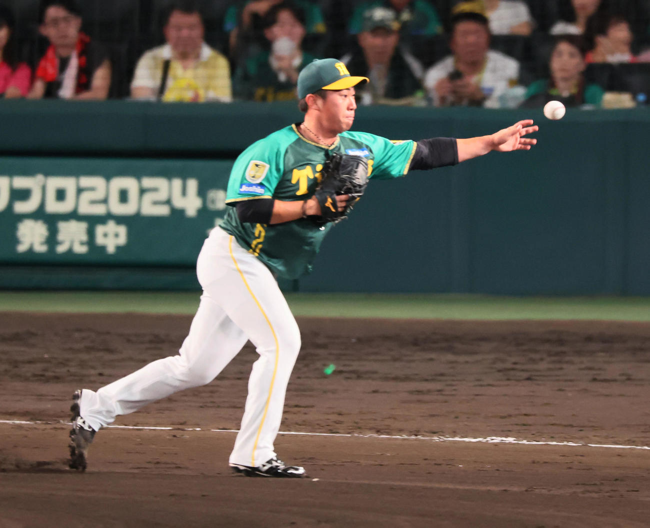 阪神対中日　7回表中日無死一、二塁、代打田中の投前犠打を三塁へ送球する桐敷（撮影・加藤哉）