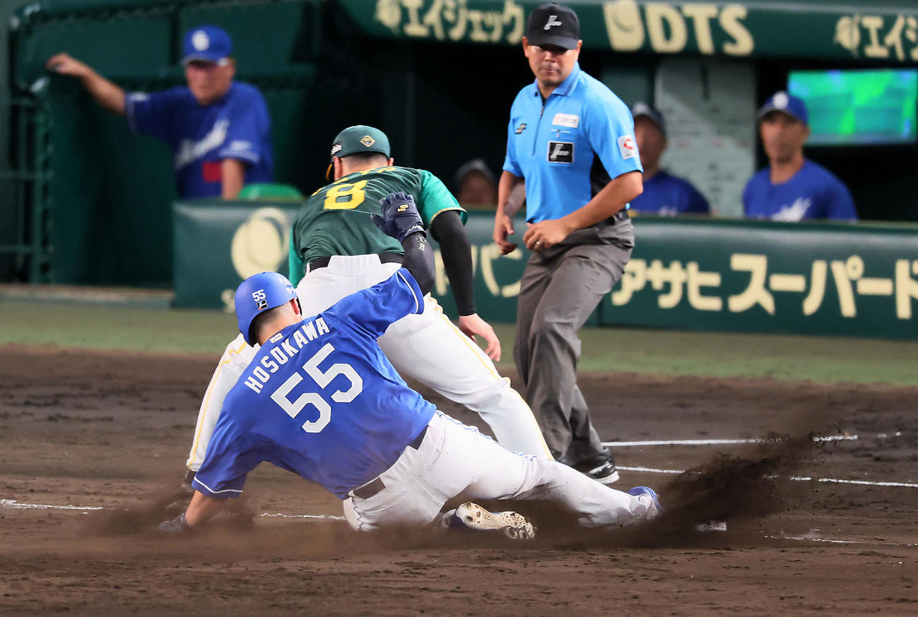 阪神対中日　7回表中日無死一、二塁、代打田中の投前犠打を桐敷から受ける三塁手佐藤輝。左はアウトになる二塁走者細川（撮影・加藤哉）