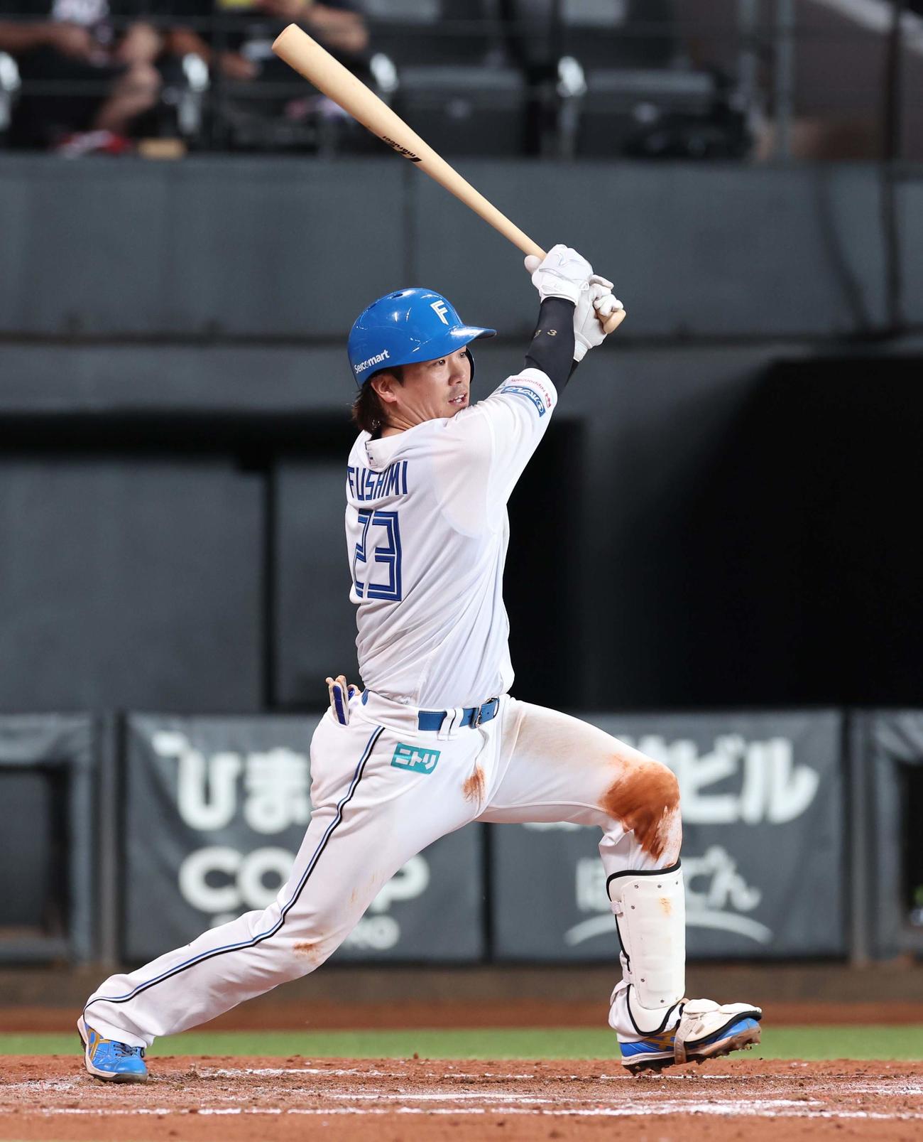 日本ハム対西武　2回裏日本ハム2死一塁、右前打を放つ伏見（撮影・黒川智章）