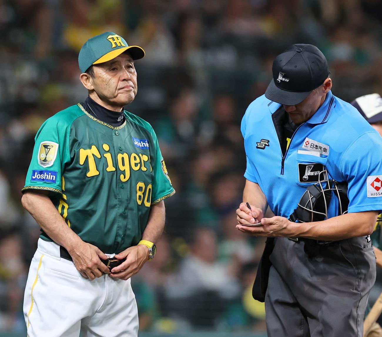 阪神対中日　選手交代を告げる岡田監督（撮影・上田博志）