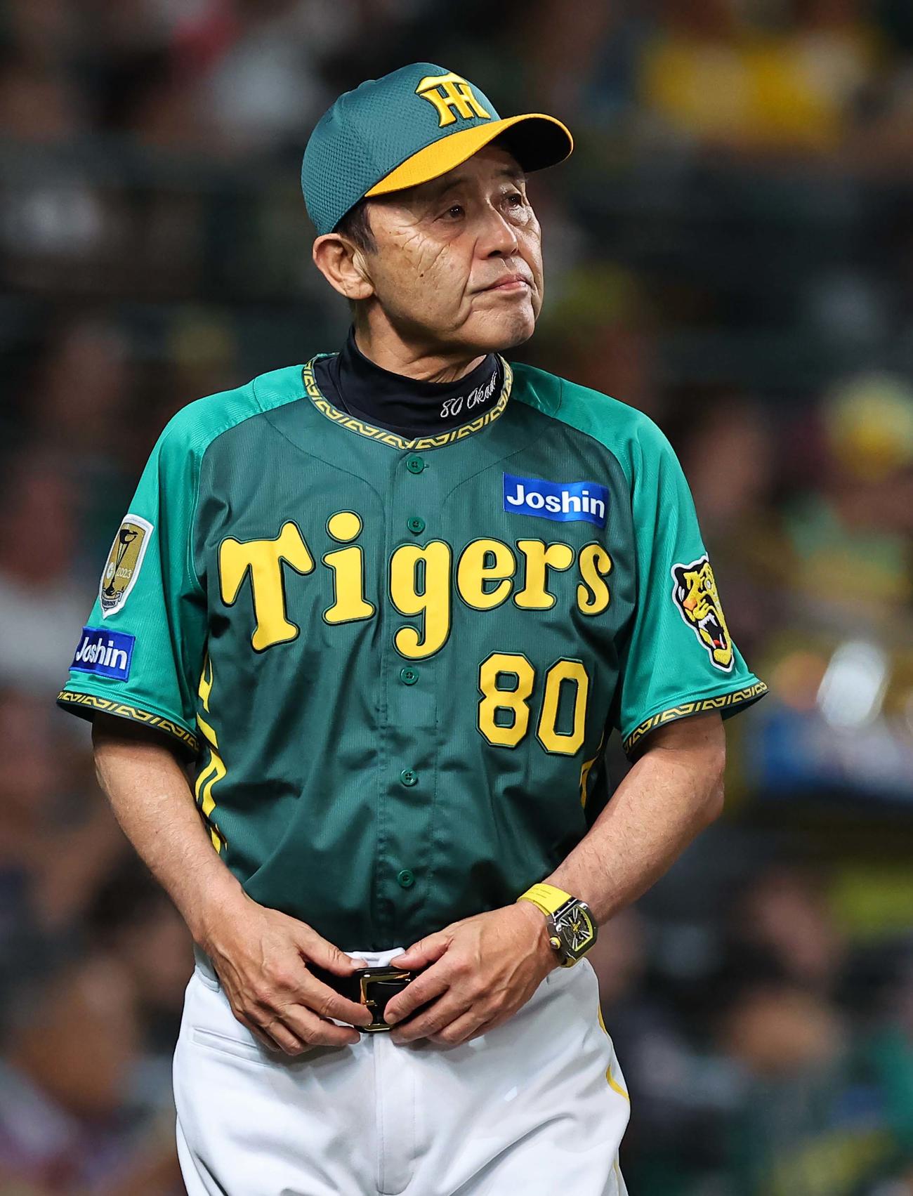 阪神対中日　選手交代を告げる岡田監督（撮影・上田博志）