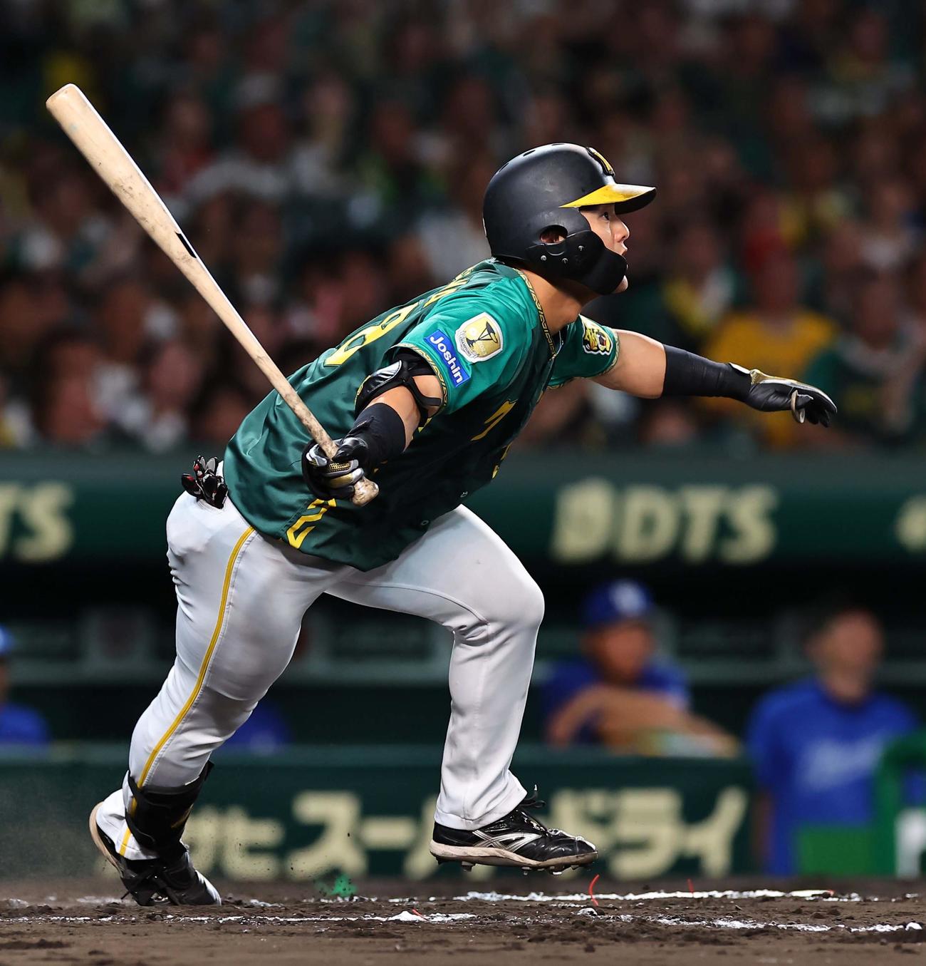 阪神対中日　6回裏阪神無死一、三塁、前川は中前に勝ち越し適時打を放つ（撮影・上田博志）