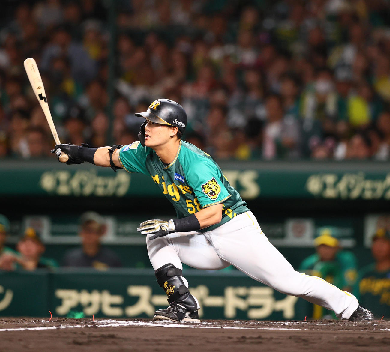 阪神対中日　6回裏阪神無死一、三塁、代打前川は中前適時打を放つ（撮影・上山淳一）