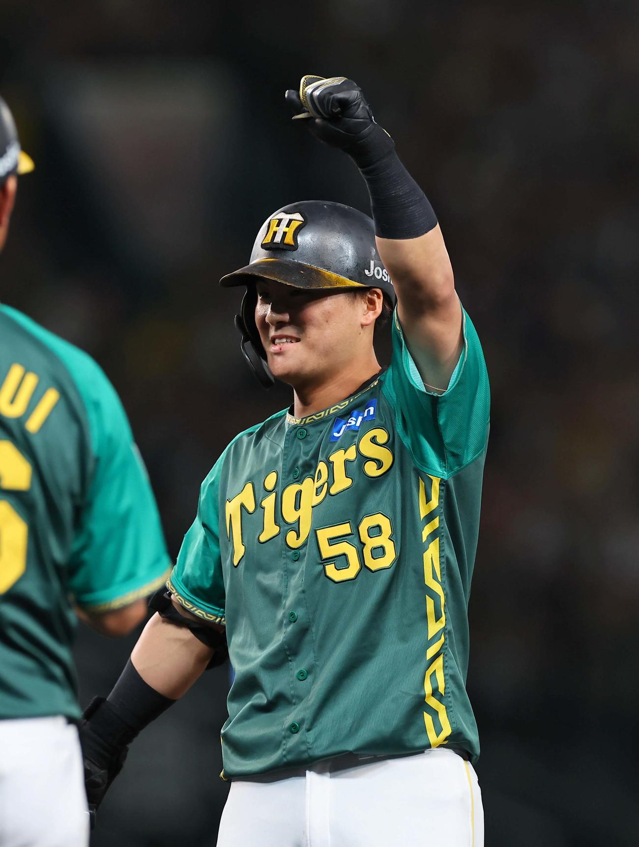 阪神対中日　6回裏阪神無死一、三塁、中前に勝ち越し適時打を放った前川は笑顔でガッツポーズする（撮影・上田博志）