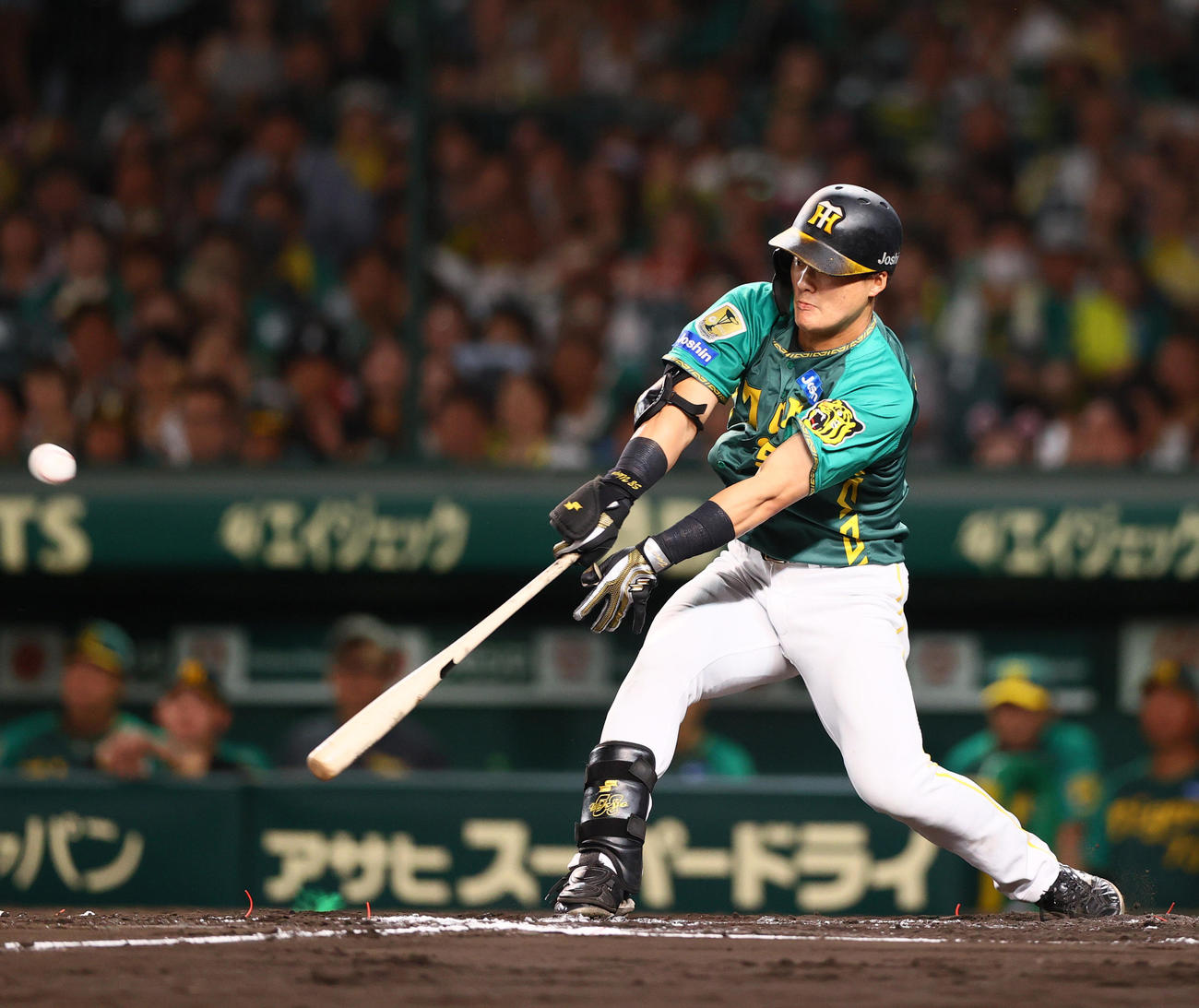 阪神対中日　6回裏阪神無死一、三塁、代打前川は中前適時打を放つ（撮影・上山淳一）